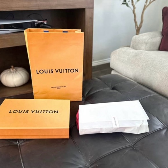 *BRAND NEW* Louis Vuitton Monogram Classic Shawl in RARE LIMITED EDITION Red - Picture 4 of 8